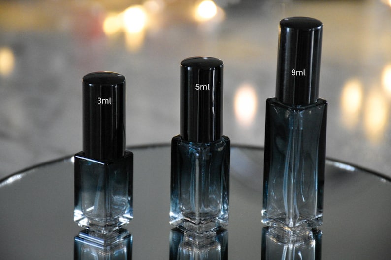 Op de afbeelding: Drie glazen flessen met zwarte doppen en een blauwe kleurverloop. De flessen zijn gelabeld met hun volume: 3 ml, 5 ml en 9 ml.