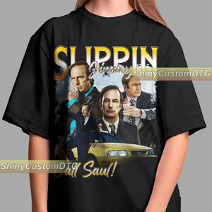 Peut inclure: T-shirt noir avec un imprimé graphique de personnages de la série télévisée "Better Call Saul". Le graphique présente les personnages Jimmy McGill, Kim Wexler et Howard Hamlin. Le texte "Slipping Jimmy" et "Saul!" est également inclus dans le graphique.