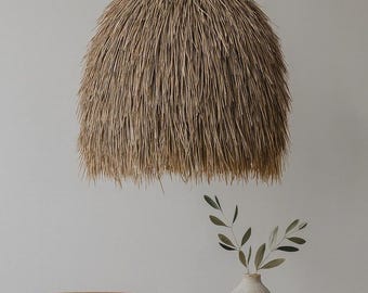 Lampada a sospensione naturale per interni ed esterni.