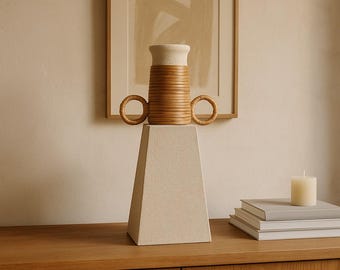 Vaso in pietra naturale fatto a mano con manici in rattan / Wabi Sabi Decor