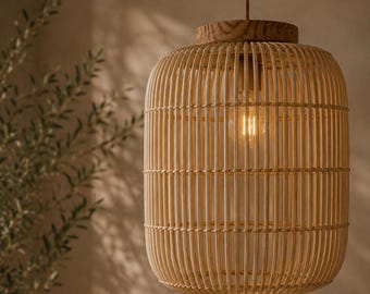 Lampada a sospensione in rattan naturale, paralume intrecciato artigianalmente per interni lussuosi e rilassanti.