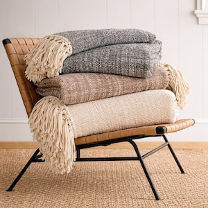 Handgeweven katoenen plaiddeken uit Bali - neutrale boho-bank- en beddeken met macraméfranje