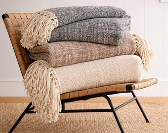 Coperta in cotone tessuta a mano da Bali – Coperta boho neutra per divano e letto con frange in macramè