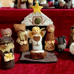 Ręcznie wykonana filcowa szopka - Dzieciątko Jezus, Maryja i Józef, Trzej Królowie - Religijna ozdoba świąteczna - Zestaw upominkowy na szopkę betlejemską