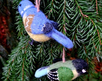 Sculpture d'oiseau faite main en feutre de laine : décoration d'intérieur suspendue