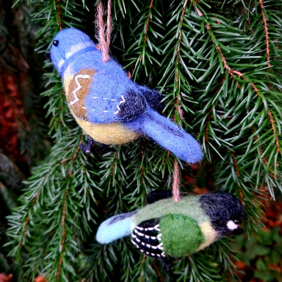 Sculpture d'oiseau faite main en feutre de laine : décoration d'intérieur suspendue