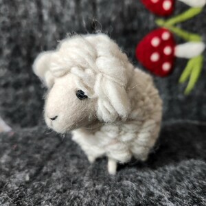 Large Felted Sheep – Figurine Mouton en Laine – Handmade Merino Wool Toy – Schaf Gefilzt Deko – Farm Animal Decor – Rustic Sheep Gift small sheep