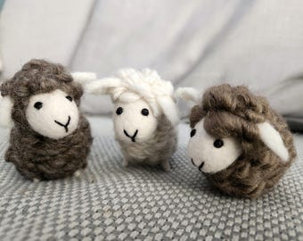 Mouton en laine feutrée à l'aiguille : figurine décorative de ferme faite main