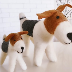 Felted Farmyard Dog Pair – Big & Small Wool Dog Sculpture – Handmade Needle Felted Pet Art – Custom Dog Gift – Cute Animal Home Decor