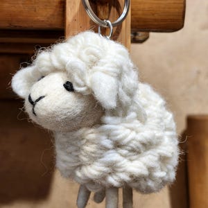 羊のフェルトキーホルダー – 手作りウールバッグチャーム、かわいい動物のオーナメント、パーソナライズされたギフト – ポルトクレ・ムートン、シュリュッセランヘンガー・シャーフ