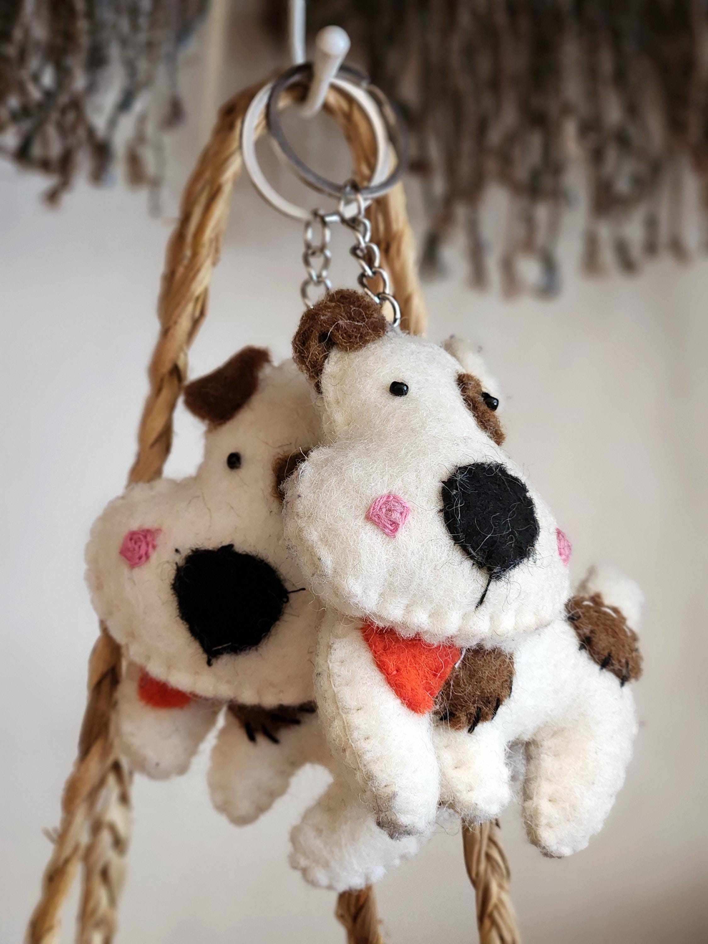 フェルト犬キーホルダー：手作りウール動物チャーム、犬好きへのギフト