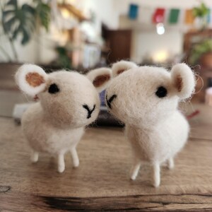 Large Felted Sheep – Figurine Mouton en Laine – Handmade Merino Wool Toy – Schaf Gefilzt Deko – Farm Animal Decor – Rustic Sheep Gift lamb pair