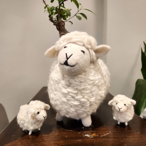 大きなフェルト羊 – 羊の置物 – 手作りメリノウールのおもちゃ – 羊のおもちゃの装飾 – 農場の動物の装飾 – 素朴な羊のギフト