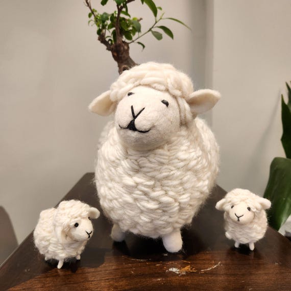 Large Felted Sheep – Figurine Mouton en Laine – Handmade Merino Wool Toy – Schaf Gefilzt Deko – Farm Animal Decor – Rustic Sheep Gift