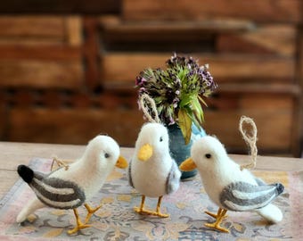 Adorno de gaviota de fieltro: decoración colgante de pájaro costero hecha a mano