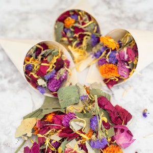 Bundel: bloemblaadje confetti + kegels, biologisch afbreekbare bloemen confetti en 5" grenen kegels, bruiloft confetti gooien bloemenmeisje mand confetti bulk