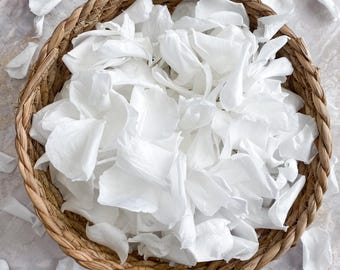Confetti met grote witte geconserveerde rozenblaadjes: biologisch afbreekbare bruiloft