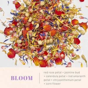 Op de afbeelding: Een kleurrijk mengsel van gedroogde botanische producten, waaronder rode rozenblaadjes, jasmijnknoppen, goudsbloemblaadjes, rode amarantblaadjes, chrysantenblaadjes en blauwe korenbloemen. De tekst BLOOM staat linksonder met een ingredi&euml;ntenlijst.