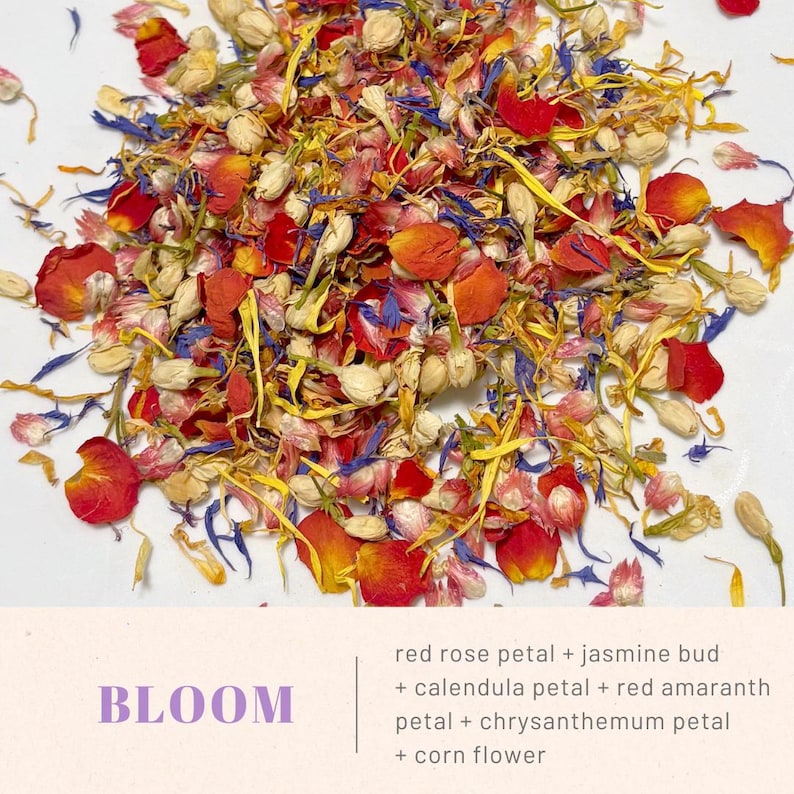 Op de afbeelding: Een kleurrijk mengsel van gedroogde botanische producten, waaronder rode rozenblaadjes, jasmijnknoppen, goudsbloemblaadjes, rode amarantblaadjes, chrysantenblaadjes en blauwe korenbloemen. De tekst BLOOM staat linksonder met een ingredi&euml;ntenlijst.