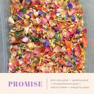 Op de afbeelding: Een verzameling gedroogde bloemblaadjes, waaronder roze roos, jasmijn, chrysant, statice en oranje lelie. De tekst PROMISE staat linksonder afgedrukt, met een lijst van de inbegrepen bloemblaadjes rechtsonder in de afbeelding.