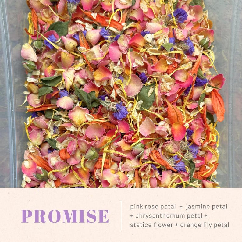 Op de afbeelding: Een verzameling gedroogde bloemblaadjes, waaronder roze roos, jasmijn, chrysant, statice en oranje lelie. De tekst PROMISE staat linksonder afgedrukt, met een lijst van de inbegrepen bloemblaadjes rechtsonder in de afbeelding.
