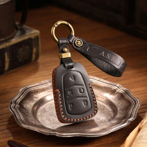 Funda de cuero personalizada para llavero de Cadillac XT6, XT5, XT4, CT4, CT5, CT6, ATXL, etc., funda para llave de coche de Cadillac, regalo de cumpleaños para él.