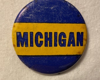University of Michigan Wolverines 1960s vintage pinback button 1.75”
