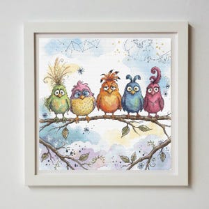Puede incluir: Una obra de arte de punto de cruz enmarcada con cinco pájaros coloridos posados en una rama. Los pájaros tienen diseños de plumas únicos en tonos verdes, rosas, naranjas, azules y morados. El fondo tiene un efecto de acuarela con constelaciones.