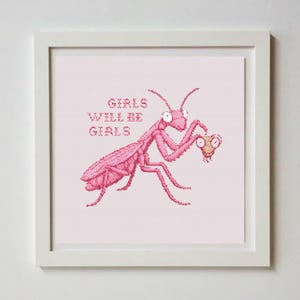 Könnte beinhalten: Ein Set aus drei unterschiedlich hohen Keramikvasen. Die Vasen sind weiß mit matter Oberfläche und gerilltem Design. Sie stehen auf einer neutralen Fläche.