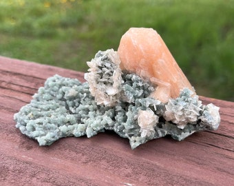 Self Standing aesthetic Stilbite Crystal Formation on chalcedony