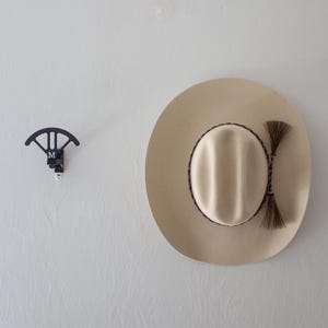 MONOGRAMA Suporte de parede para chapéu de cowboy personalizado, suporte para chapéus adequado para dormitórios, suporte para chapéus ajustável para montagem na parede, suporte para chapéus com uma única letra