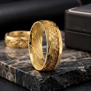 Anillo de acero de Damasco dorado con virutas de oro triturado / Alianza de boda / Anillo de compromiso para uso diario