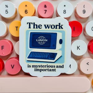 Adesivo ispirato a Severance – “Il lavoro è misterioso e importante” Lumon Computer Aesthetic