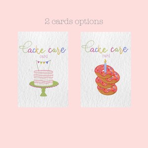 以下が含まれることがあります： 「Cake care card」の文字が入った2種類のグリーティングカード。1枚は、緑のケーキスタンドにピンクのレイヤーケーキとバナーが描かれています。もう1枚は、ろうそくが灯ったピンクのフロストドーナツの山が描かれています。