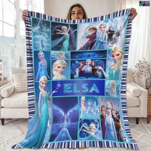 Könnte beinhalten: Eine blau-weiße Fleece-Decke mit Bildern von Elsa aus dem Film Frozen. Die Decke hat ein Collage-Design mit dem Namen "ELSA" in großen Buchstaben. Der Rand hat ein blau-weißes Streifenmuster.
