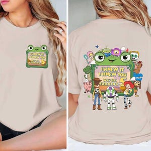 Camiseta do filme Toy Story 5, "Eu sabia, eu sabia que você estava aqui", presente para fãs de Toy Story, cor confortável, Toy Story 2026, presente para fãs de música, estamos completando 5 anos imagem 2