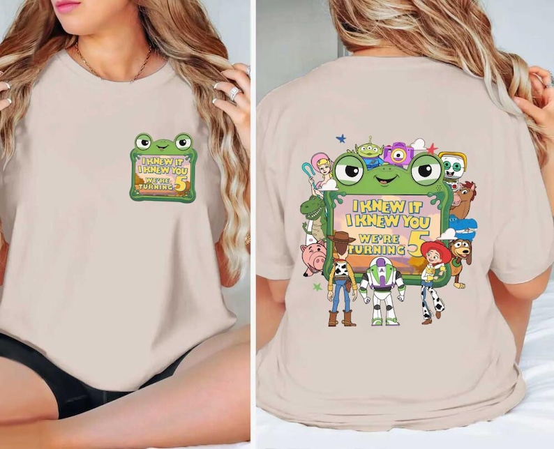 Camiseta do filme Toy Story 5, "Eu sabia, eu sabia que você estava aqui", presente para fãs de Toy Story, cor confortável, Toy Story 2026, presente para fãs de música, estamos completando 5 anos imagem 2