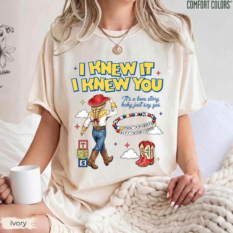 Komfortfarben TS Jessie Cow Girl Toy Story Shirt, Sie haben einen Freund in mir T-Shirt, Toy Story 5 Ich wusste es, ich kannte Sie Shirt, Disneyland Trip Tee Bild 1