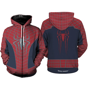 Puede incluir: Una sudadera con capucha de Spider-Man roja y azul con cierre de cremallera completo. La parte delantera presenta un gran emblema de araña y un patrón de telaraña. La parte trasera muestra un emblema de araña sobre un fondo azul. La sudadera tiene capucha y el texto "funny cosmos®".