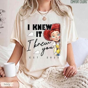 Komfortfarben TS Jessie Cow Girl Shirt, Toy Story 5 Ich wusste es, ich kannte Sie T-Shirt, Disneyland Girl Trip Shirt, Disneyland Toy Story Geburtstag T-Shirt Bild 1