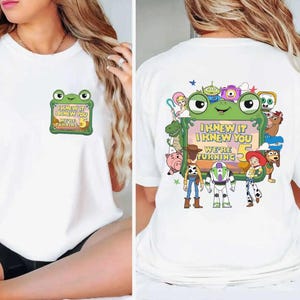 Camiseta do filme Toy Story 5, "Eu sabia, eu sabia que você estava aqui", presente para fãs de Toy Story, cor confortável, Toy Story 2026, presente para fãs de música, estamos completando 5 anos imagem 3
