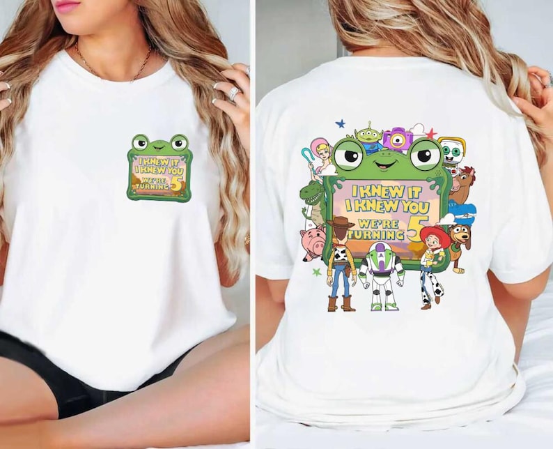 Camiseta do filme Toy Story 5, "Eu sabia, eu sabia que você estava aqui", presente para fãs de Toy Story, cor confortável, Toy Story 2026, presente para fãs de música, estamos completando 5 anos imagem 3