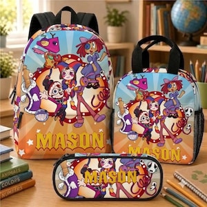 Op de afbeelding: Een set bestaande uit een rugzak, lunchtas en etui met een kleurrijke cartoonprint van diverse figuren en de naam MASON in gele letters. Elk item heeft zwarte banden en randen, met een zonnestraalontwerp in oranje en blauw op de achtergrond.