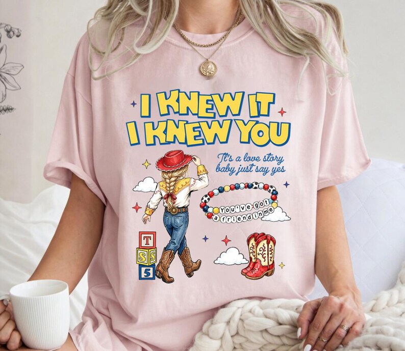 Komfortfarben TS Jessie Cow Girl Toy Story Shirt, Sie haben einen Freund in mir T-Shirt, Toy Story 5 Ich wusste es, ich kannte Sie Shirt, Disneyland Trip Tee Bild 3