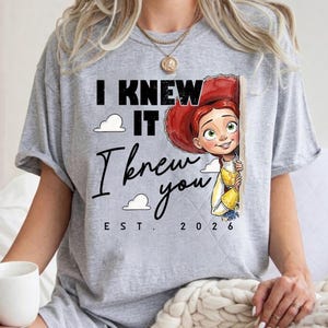 Komfortfarben TS Jessie Cow Girl Shirt, Toy Story 5 Ich wusste es, ich kannte Sie T-Shirt, Disneyland Girl Trip Shirt, Disneyland Toy Story Geburtstag T-Shirt Bild 4