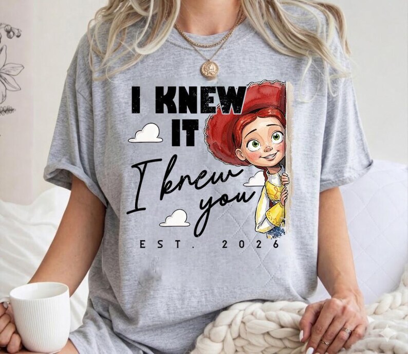 Komfortfarben TS Jessie Cow Girl Shirt, Toy Story 5 Ich wusste es, ich kannte Sie T-Shirt, Disneyland Girl Trip Shirt, Disneyland Toy Story Geburtstag T-Shirt Bild 4