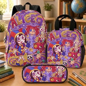 Peut inclure: Un sac à dos, un sac à déjeuner assorti et une trousse, tous de couleur violette avec un imprimé graphique coloré de personnages de dessins animés et le texte ALICE. Les sacs possèdent des sangles, des fermetures éclair et des poches latérales en filet.