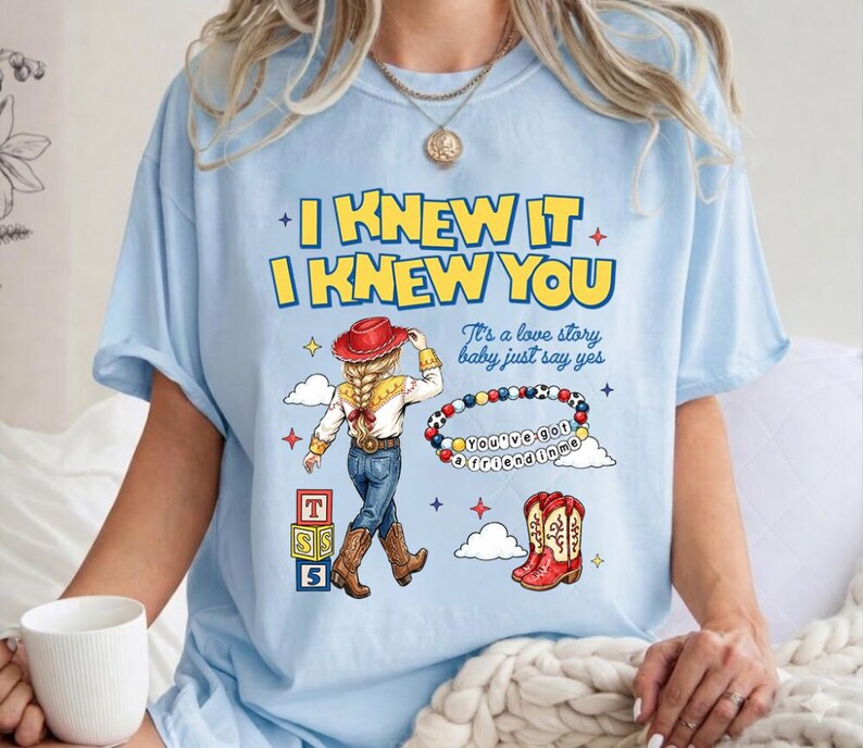 Komfortfarben TS Jessie Cow Girl Toy Story Shirt, Sie haben einen Freund in mir T-Shirt, Toy Story 5 Ich wusste es, ich kannte Sie Shirt, Disneyland Trip Tee Bild 2