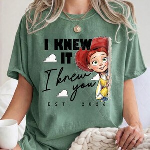 Komfortfarben TS Jessie Cow Girl Shirt, Toy Story 5 Ich wusste es, ich kannte Sie T-Shirt, Disneyland Girl Trip Shirt, Disneyland Toy Story Geburtstag T-Shirt Bild 5