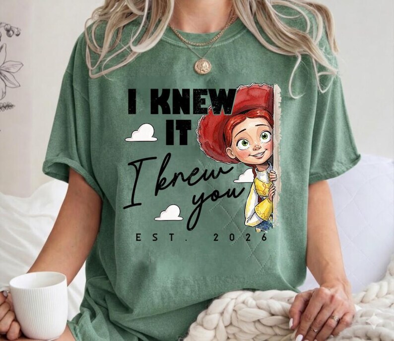 Komfortfarben TS Jessie Cow Girl Shirt, Toy Story 5 Ich wusste es, ich kannte Sie T-Shirt, Disneyland Girl Trip Shirt, Disneyland Toy Story Geburtstag T-Shirt Bild 5